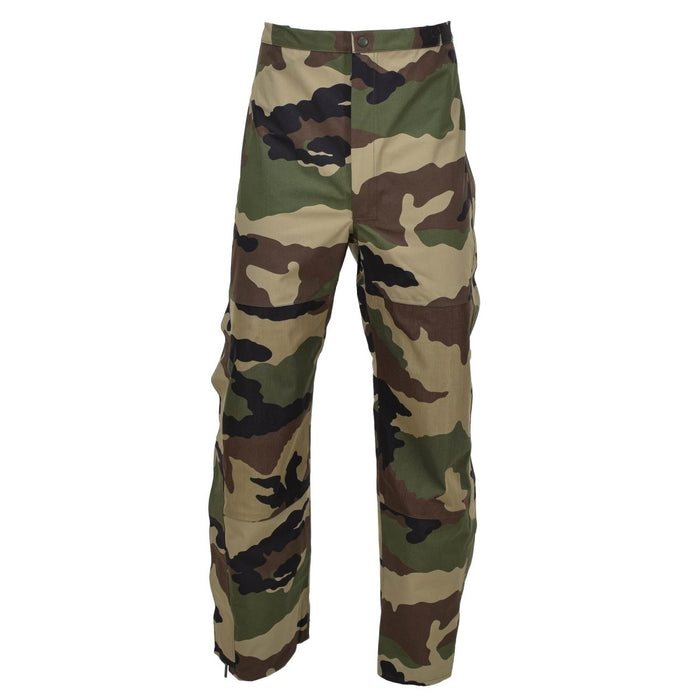 Pantalones impermeables militares franceses originales en camuflaje CCE con tejido trilaminado duradero y tirantes ajustables.