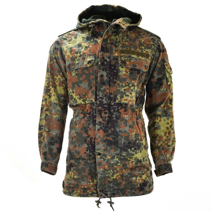 Parka original del ejército alemán con chaqueta de camuflaje Flecktarn con forro, capucha, puños ajustables y múltiples bolsillos.