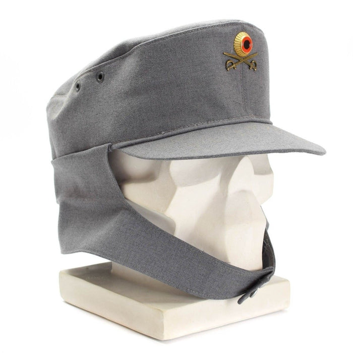 Gorra de montaña Gebirgsjäger original del ejército alemán gris con solapa en el cuello e insignia floral en cabeza de maniquí blanca