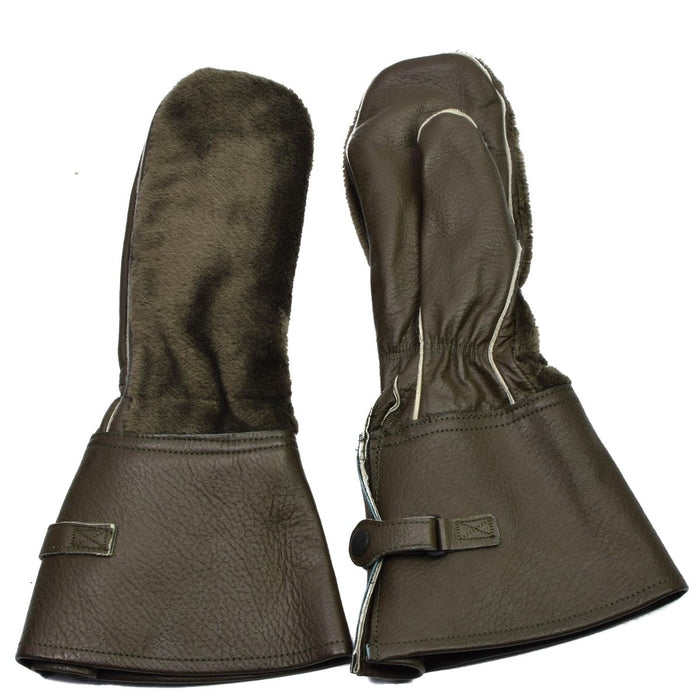 Manoplas de motocicleta de cuero del ejército alemán originales vintage con forro aislante y correas de hebilla ajustables para montar en climas fríos.