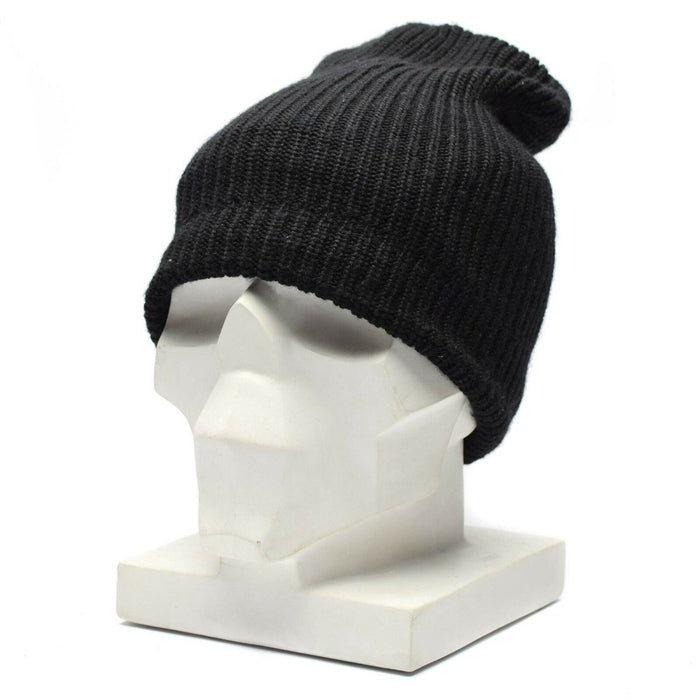 Gorro de punto de invierno del ejército alemán negro vintage con forro resistente al viento mostrado en una cabeza de maniquí blanca.