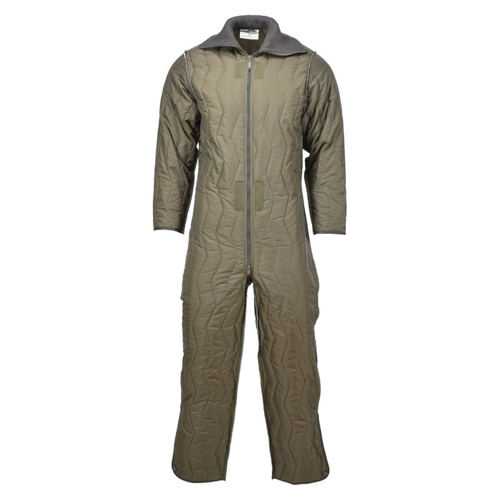 Mono original militar alemán acolchado con forro verde oliva diseñado para aislamiento térmico en condiciones de clima frío.