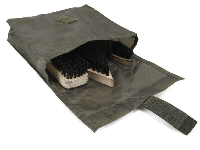 Cepillo de limpieza verde con una bolsa sobre un fondo blanco.