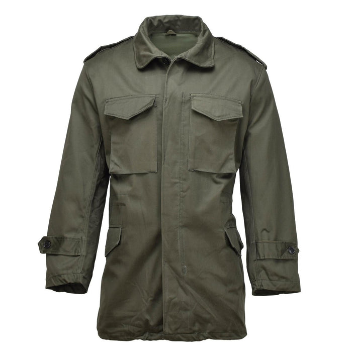 Chaqueta de campo militar griega original M65 en color oliva con múltiples bolsillos y tejido duradero resistente a la intemperie.