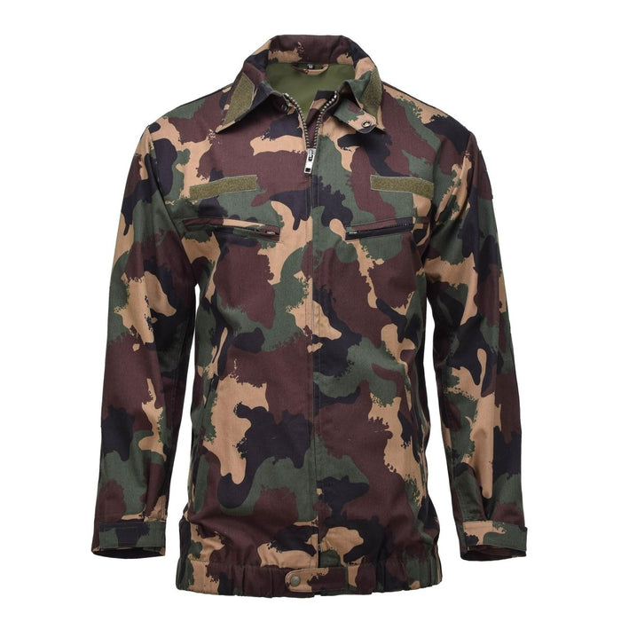 Chaqueta militar húngara M1990 en camuflaje forestal de cuatro colores con cremallera frontal y múltiples bolsillos de almacenamiento.