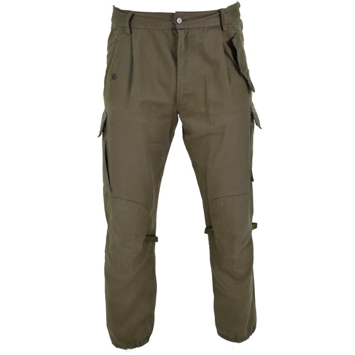 Pantalones de combate originales del ejército italiano en color verde oliva con rodillas reforzadas y múltiples bolsillos cargo para mayor durabilidad y utilidad.