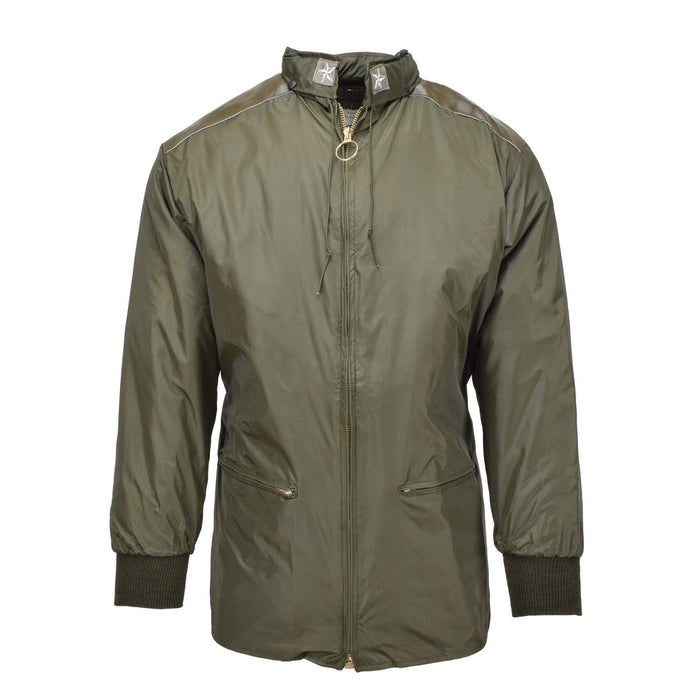 Original chaqueta impermeable militar italiana de color verde oliva con cremallera frontal, puños acanalados y cuello alto, diseñada para mayor durabilidad.