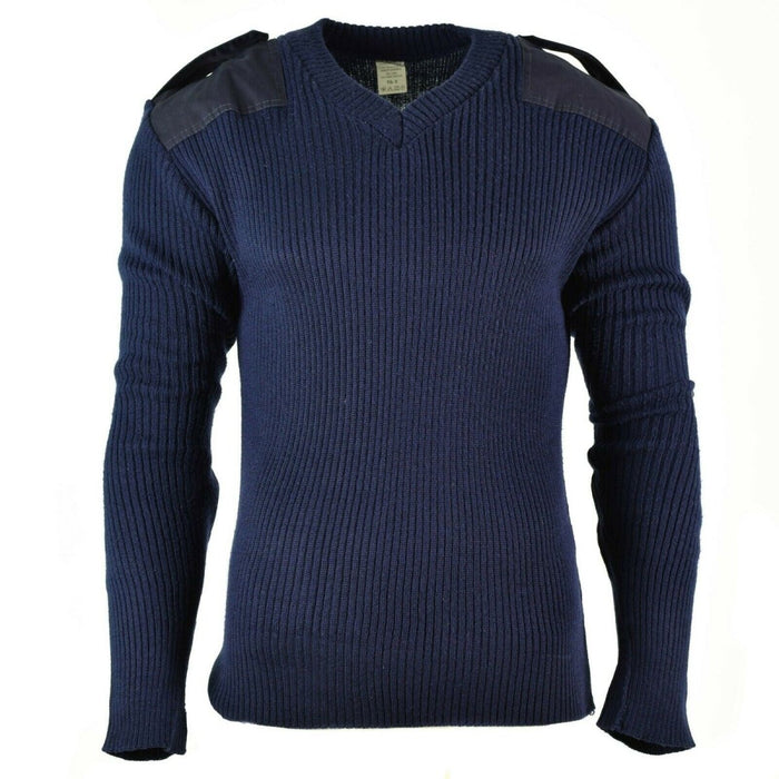 Jersey de lana estilo militar italiano azul oscuro con cuello en V, hombros reforzados y textura acanalada para mayor durabilidad y calidez.