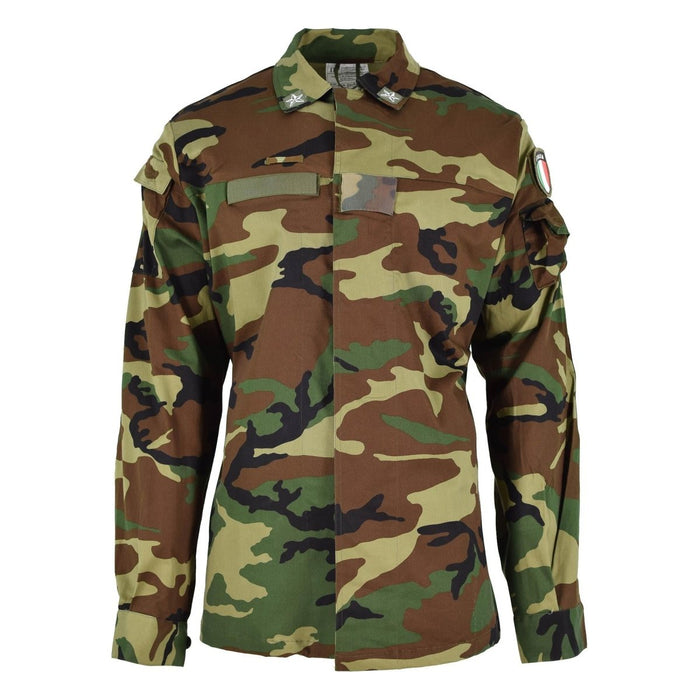 Chaqueta de combate militar italiana original en camuflaje forestal ligero con múltiples bolsillos y puños ajustables.
