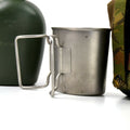 Cantina original del ejército holandés de los Países Bajos con copa y cubierta de camuflaje