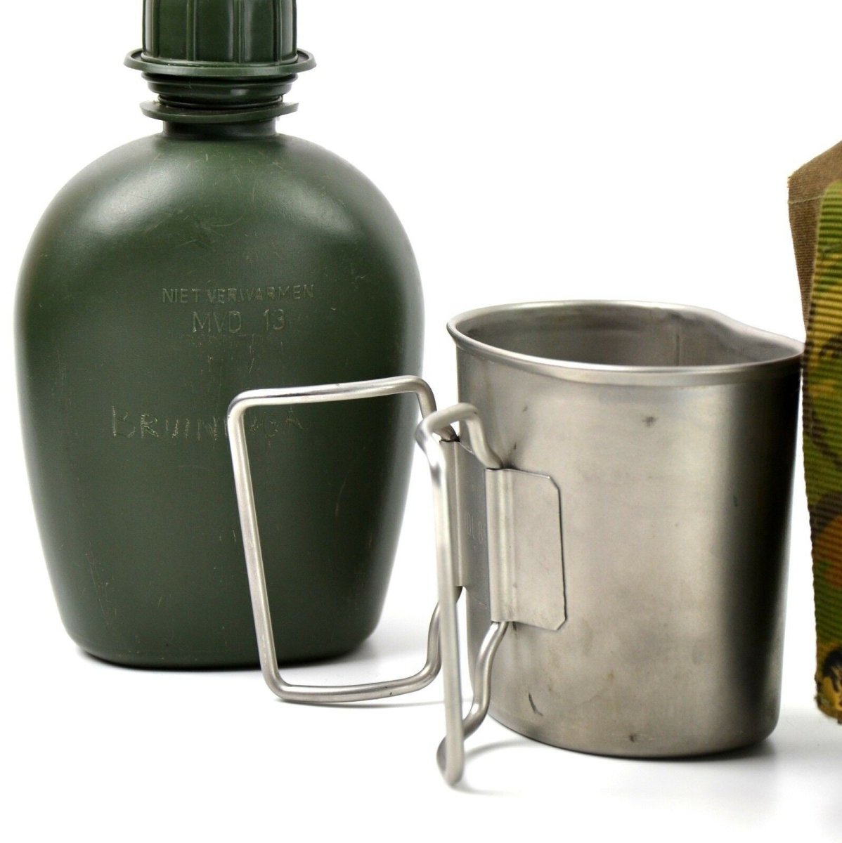 Cantina original del ejército holandés de los Países Bajos con copa y cubierta de camuflaje