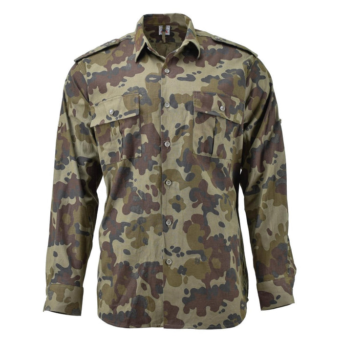 Camisa de campo ligera militar rumana original en camuflaje Mozaic M94 con bolsillos en el pecho y charreteras, mangas largas y puños abotonados.