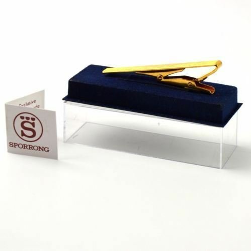 Alfiler de corbata dorado Sporrong original de Escandinavia del uniforme de las Fuerzas Aéreas del Ejército de Suecia exhibido en una caja de terciopelo azul.