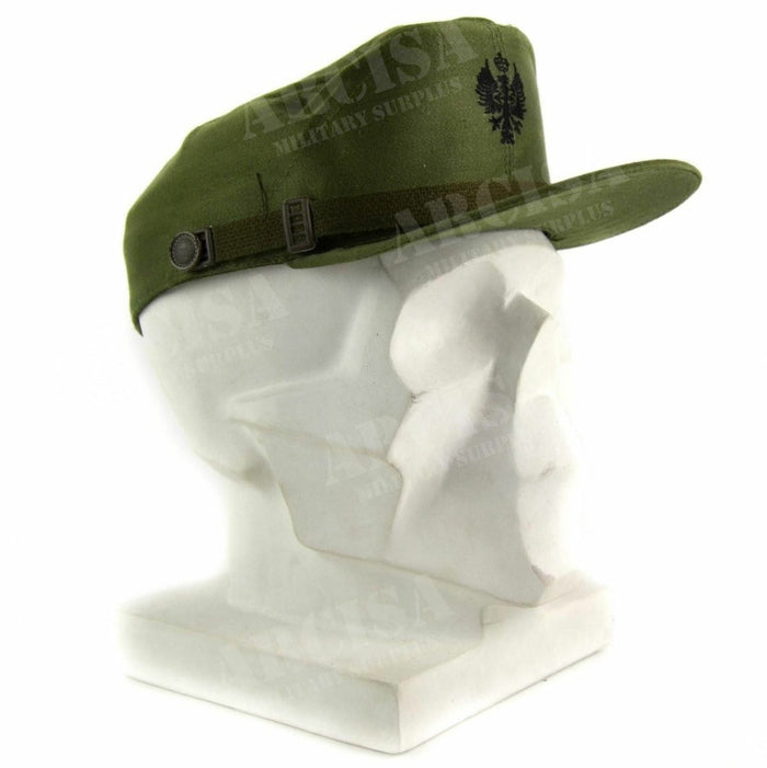 Gorra militar española verde oliva con emblema y correa para la barbilla en la vista lateral de la cabeza de un maniquí blanco