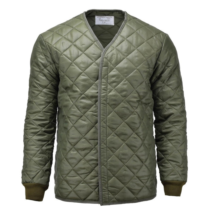 Parka militar acolchada de color verde oliva original del ejército sueco para mayor aislamiento y calidez en invierno.