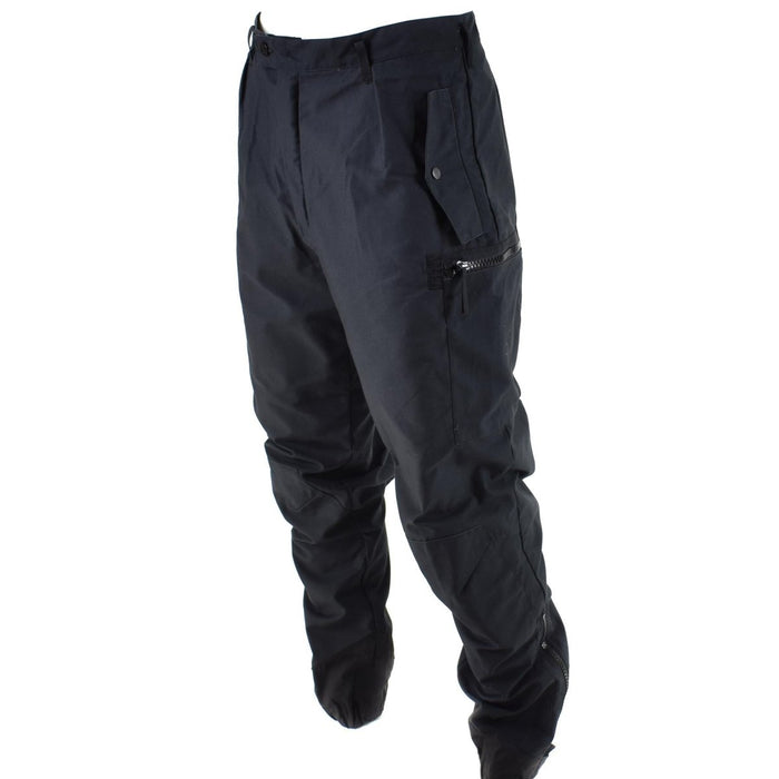 Pantalón térmico de combate de campo M90 del ejército sueco negro diseñado para brindar calidez, durabilidad y flexibilidad en condiciones de frío extremo.