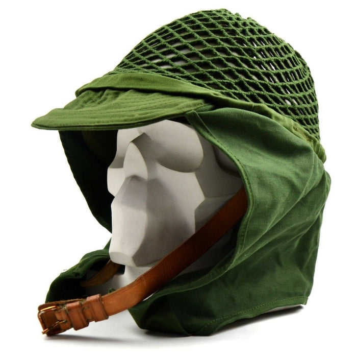 Casco militar original del ejército sueco con cubierta de red verde y correa para la barbilla para un ajuste seguro y camuflaje.