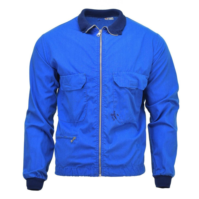 Chaqueta deportiva original del ejército sueco en color azul vintage con cremallera frontal, bolsillos en el pecho, puños acanalados y cuello para uso activo.