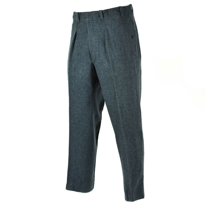 Pantalón gris sobre fondo blanco.