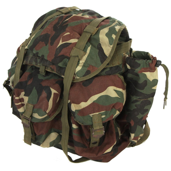 Original mochila táctica militar turca en nailon de camuflaje con múltiples bolsillos y correas ajustables para los hombros.