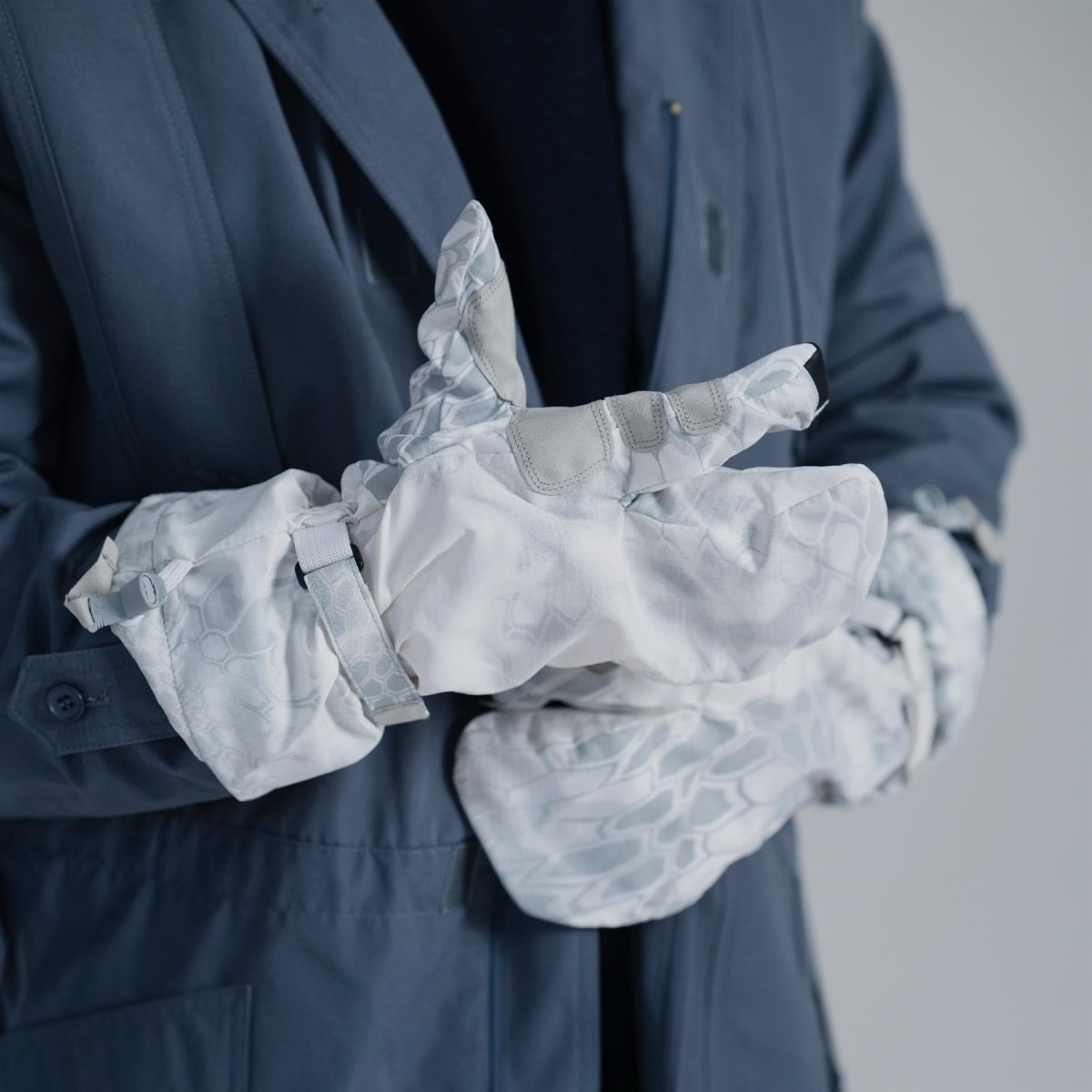 Guantes tácticos ligeros originales del ejército de EE. UU. con pantalla táctil y camuflaje blanco