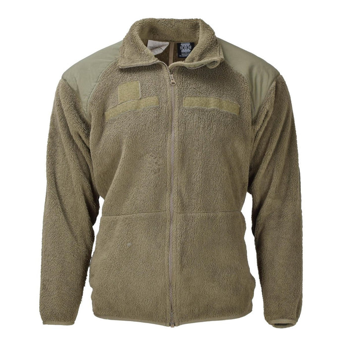 Chaqueta polar táctica original del ejército de EE. UU. para clima frío en color oliva con hombros reforzados y cremallera frontal completa.