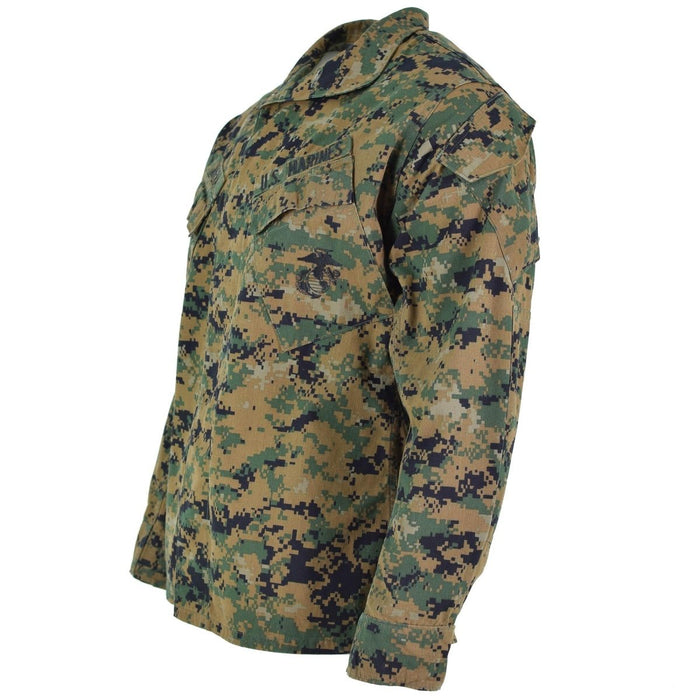 Chaqueta BDU de camuflaje digital Woodland original del ejército de EE. UU. con bolsillos en el pecho y los brazos, puños ajustables y construcción duradera.