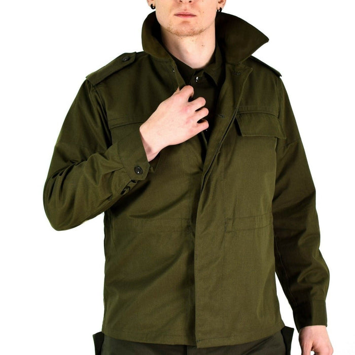 Hombre vestido con una original chaqueta de campo militar checa M85 verde oliva con puños abotonados y charreteras