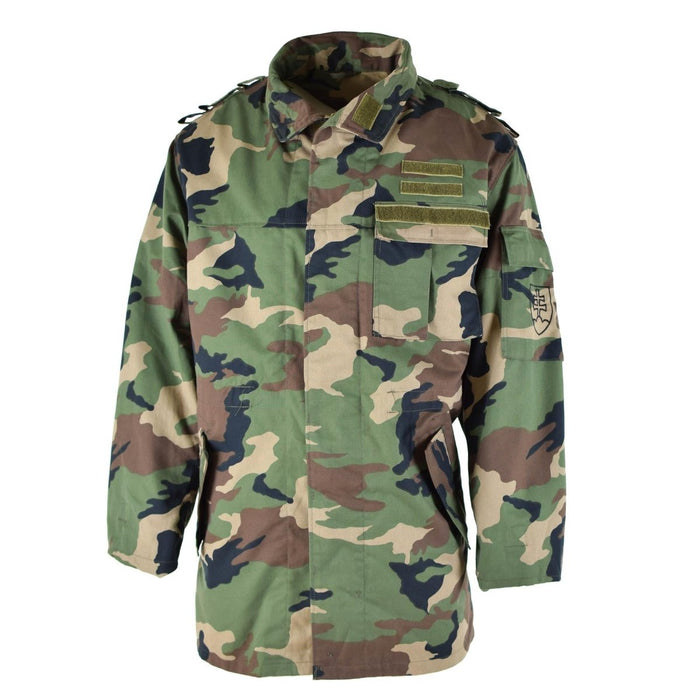 Chaqueta de campo militar vintage de camuflaje eslovaco M97 con múltiples bolsillos y cintura y puños ajustables.