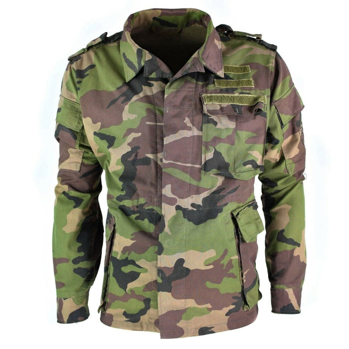 Chaqueta de campo vintage original del ejército eslovaco camuflaje M97 con múltiples bolsillos y detalles de diseño militar