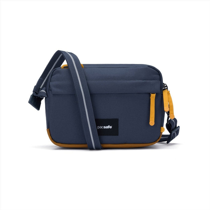 Bolso bandolera antirrobo Pacsafe GO azul marino de 2,5 L con detalles en amarillo y correa ajustable para el hombro, diseño repelente al agua