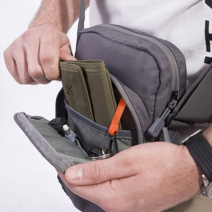 Bolso de hombro compacto gris Pentagon Kleos de 2,5 L abierto con bolsillos organizadores para guardar cartera y llaves