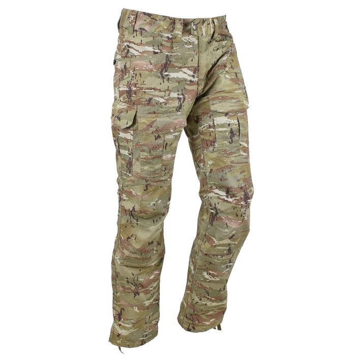 Pantalón Pentagon Lycos Combat en tejido pentacamo ripstop con bolsillos cargo, rodillas reforzadas y puños ajustables para uso táctico.