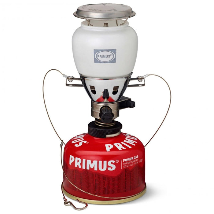 Linterna de gas Primus EasyLight Duo con globo de cristal blanco y depósito de gas rojo para iluminación de camping y senderismo.