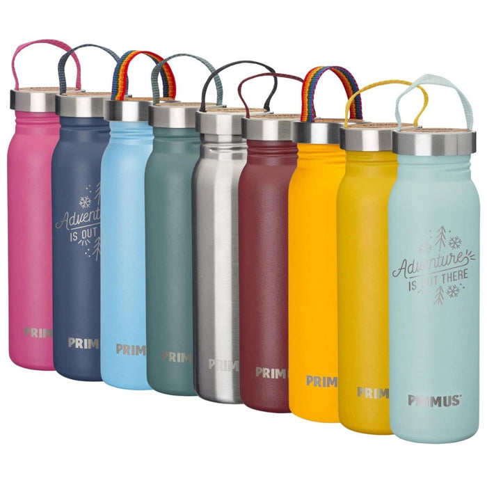 Fila de coloridas botellas de agua de acero inoxidable Primus Klunken de 700 ml con tapas de corcho y asas de tela para uso en exteriores