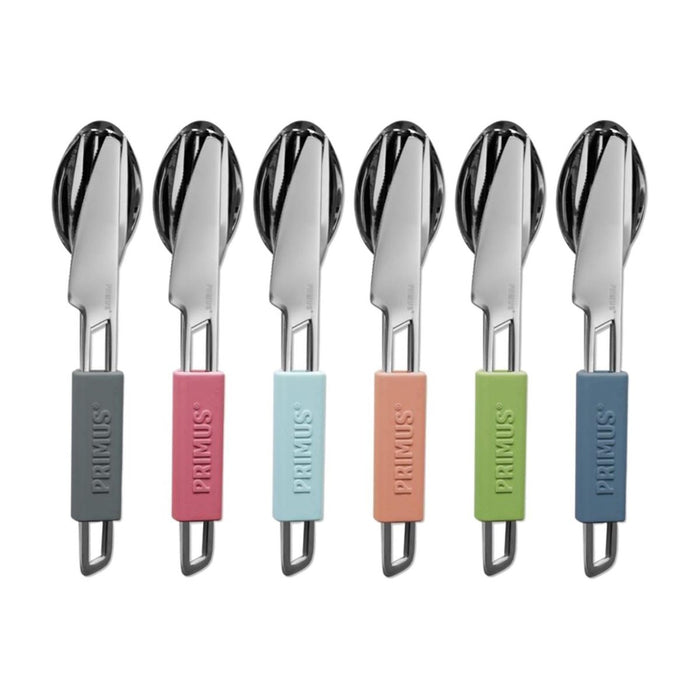 Juego de seis cubiertos para camping al aire libre Primus con cuchillo, tenedor, cuchara y mangos recubiertos de silicona en varios colores.