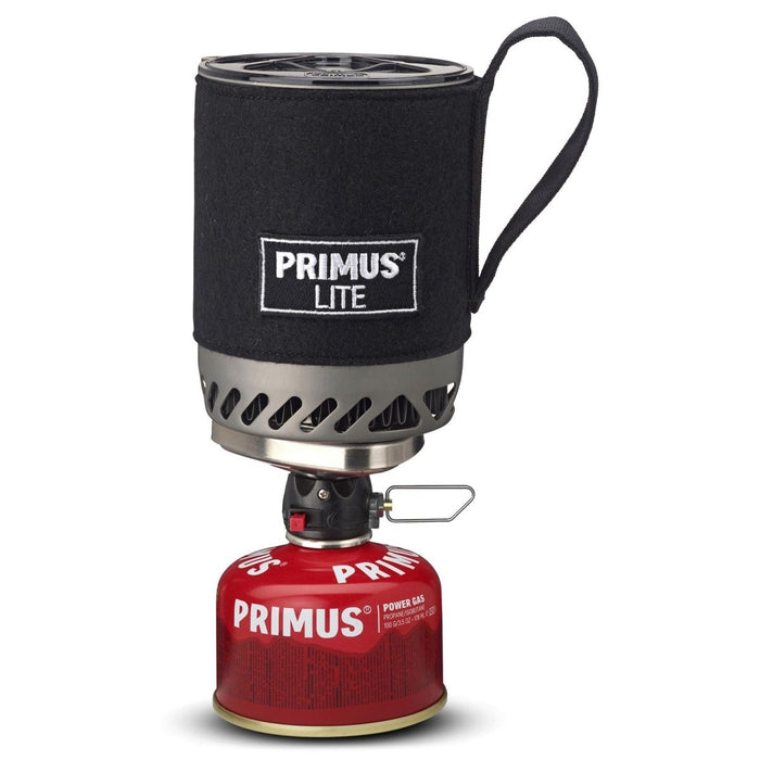 Sistema compacto de estufa tipo mochila Primus Lite con olla aislada y recipiente de combustible rojo para cocinar eficientemente al aire libre.