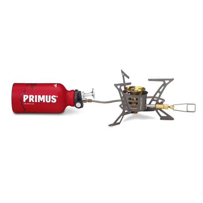 Primus OmniLite Ti estufa de camping ligera de titanio con quemador multicombustible y botella de combustible roja aislada sobre fondo blanco