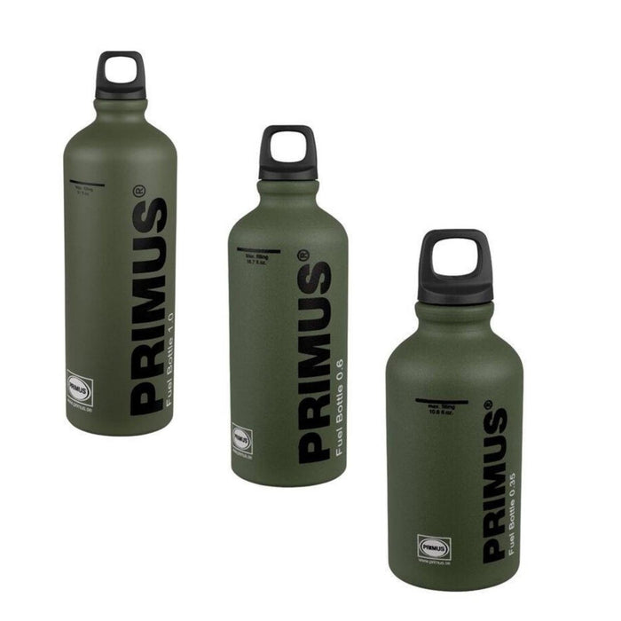 Tres botellas de combustible de aluminio ultraligeras Primus verdes con tapas negras para camping y estufas multicombustibles.