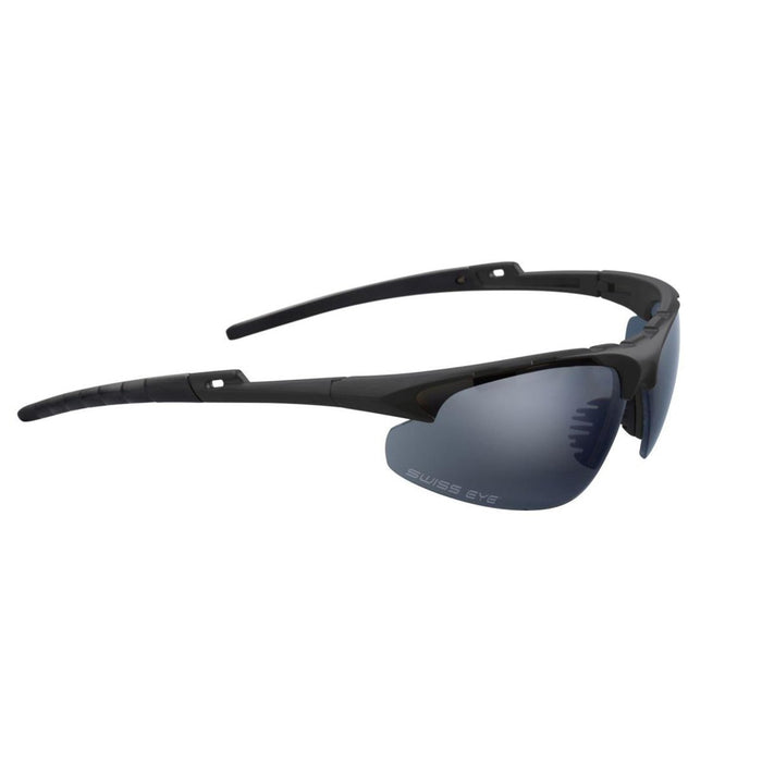 Gafas protectoras de tiro tácticas SWISS EYE negras con patillas ajustables y lentes tintadas oscuras.