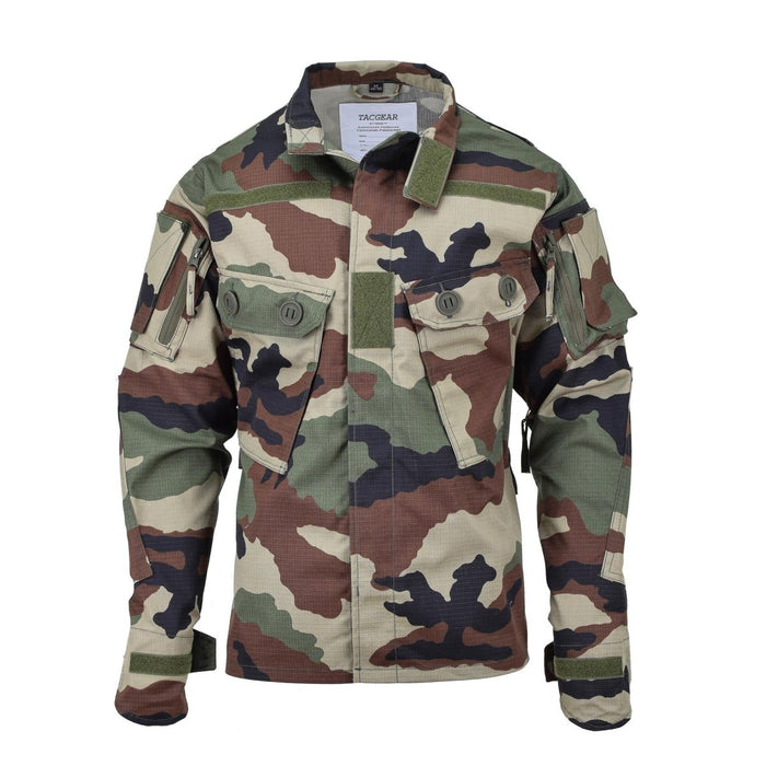 Chaqueta comando TACGEAR de estilo militar francés en camuflaje forestal con múltiples bolsillos y codos reforzados para mayor durabilidad.