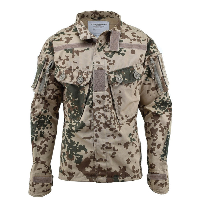 Chaqueta de campo comando estilo militar TACGEAR Desert Flecktarn con codos reforzados y múltiples bolsillos para uso táctico.