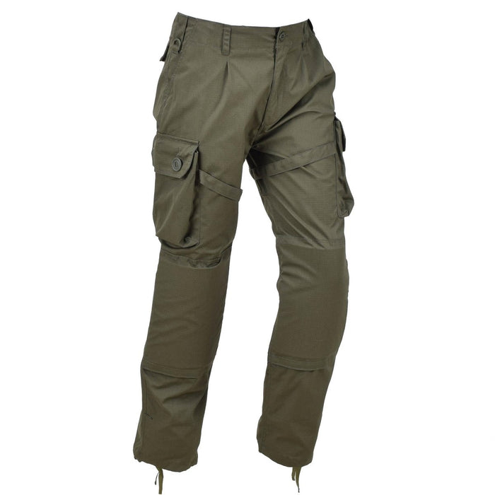 Pantalones cargo militares TACGEAR verde oliva con tejido ripstop, rodillas reforzadas y múltiples bolsillos tácticos para mayor durabilidad y almacenamiento.