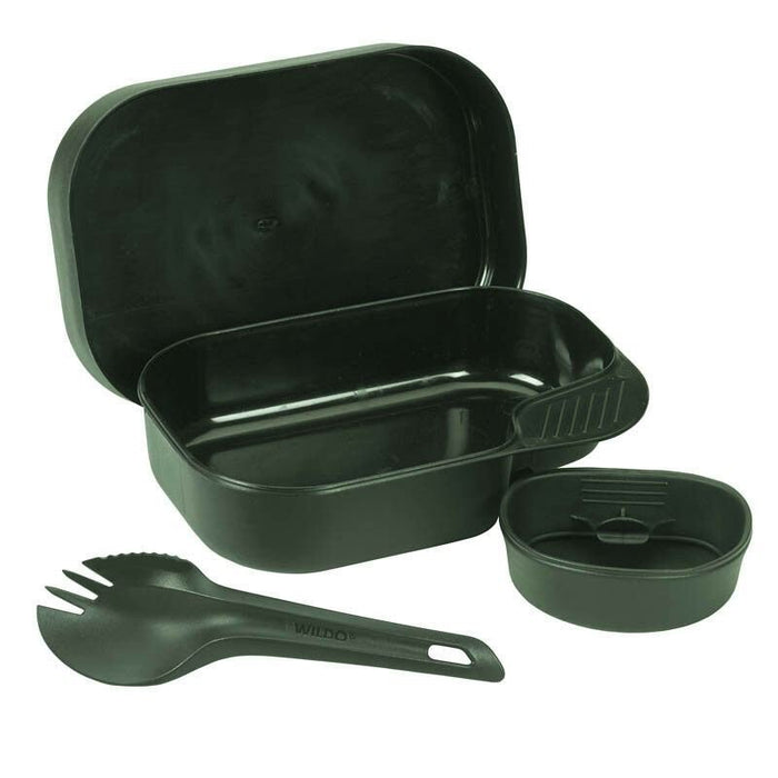 Kit Wildo Camp Box verde oliva con plato, taza y tenedor hecho de plástico duradero sin BPA para cenar al aire libre.